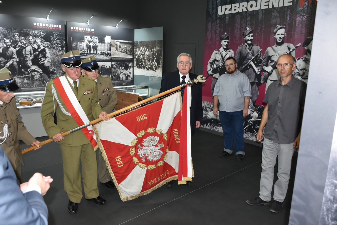 Związek Represjonowanych Politycznie żołnierzy Górników Zarząd Okręgowy Przekazanie sztandaru - Muzeum Wojsk Lądowych